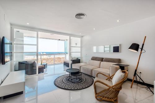 マルベーリャにあるLuxury Holiday Apartment in Puerto Banus Marina with sea viewsのリビングルーム(ソファ、テレビ付)