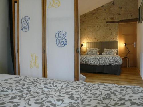 a bedroom with a bed in a room at Topaze séjour chez le Vigneron in Monnières
