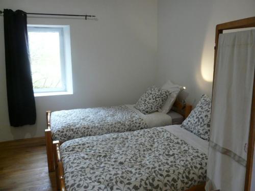 a bedroom with a bed and a window at Topaze séjour chez le Vigneron in Monnières