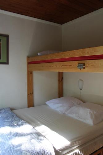 WaulsortにあるAu bois charmantのベッドルーム1室(白いシーツが備わる二段ベッド1組付)