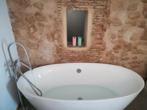 Bilik mandi di Suite Independiente de 45 m2 con bañera en pleno casco viejo