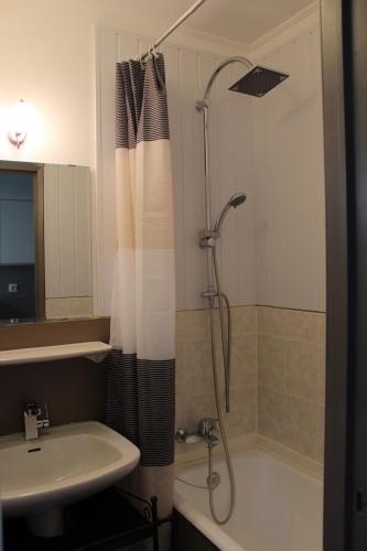 ein Bad mit einer Badewanne, einem Waschbecken und einer Dusche in der Unterkunft Au bois charmant in Waulsort