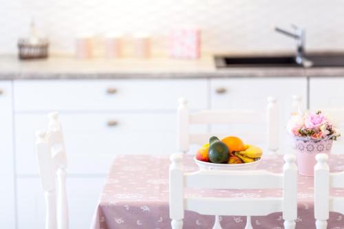 a bowl of fruit on a table in a kitchen at Guest House Simoni in Prigradica