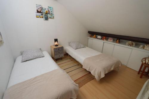 オンフルールにあるBelle étape Honfleuraiseのベッドルーム1室(ベッド2台、ランプ付きテーブル付)