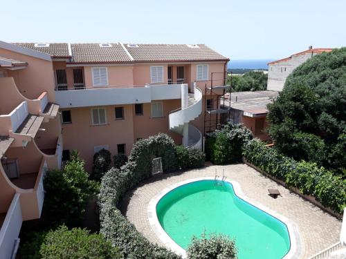 una piscina frente a un edificio en Residence Le Onde 2, en Badesi