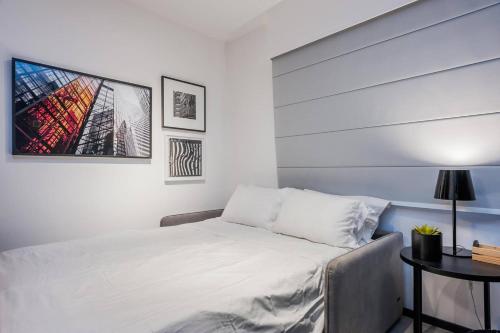een witte slaapkamer met een bed en een tafel bij BHomy Jardins Moderno a 100m Av Paulista AD604 in Sao Paulo