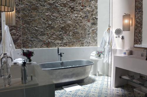 a bathroom with a tub and a sink at Hotel Casa Blanca 7 in San Miguel de Allende