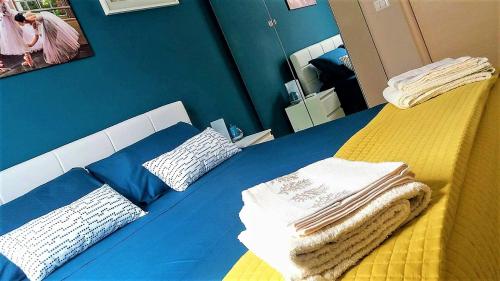 una camera da letto con un letto e asciugamani di Corte Degli Aranci House a Paterno