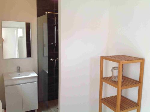 une salle de bain avec toilettes, lavabo et miroir dans l'établissement Villa typique, au Grau-dʼAgde