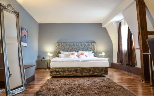 ein Schlafzimmer mit einem großen Bett und einem großen Spiegel in der Unterkunft Hotel Engel in Hilders