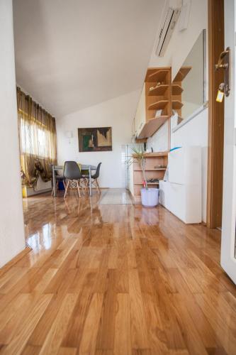 an empty living room with a wooden floor at Apartmani Galić in Ploče