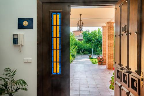 a door with a stained glass window in a hallway at Villa Marín Toledo in Las Nieves