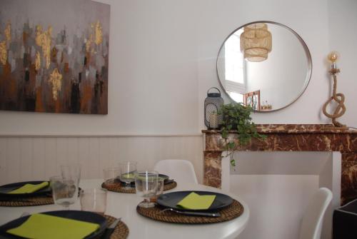 - une salle à manger avec une table et un miroir dans l'établissement L'authentique - Coeur de ville, à Toulouse