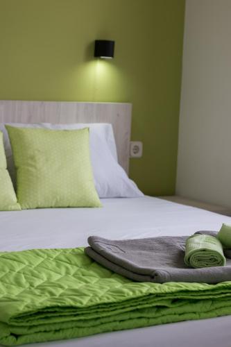 AGH Elite Apartments & Studiosにあるベッド