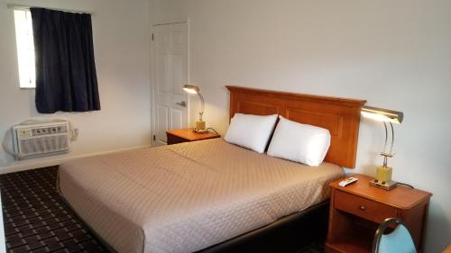 een hotelkamer met een bed en een raam bij Budget Inn Breezewood in Breezewood