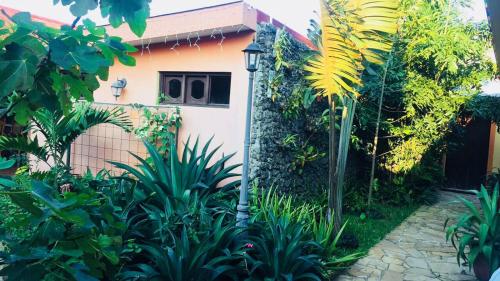 Taman di luar La Residencia Inn