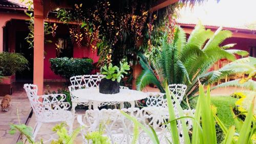 Taman di luar La Residencia Inn