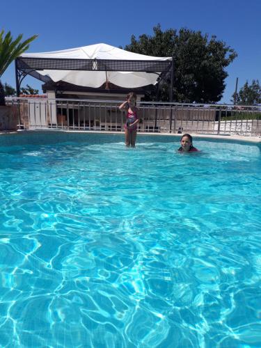 duas pessoas estão numa piscina em Villa Kimberly em Rovinj