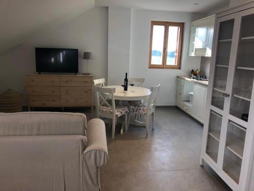 Μια τηλεόραση ή/και κέντρο ψυχαγωγίας στο BUGA apartment in center of Mali Losinj
