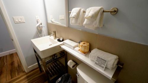 a bathroom with a sink and a mirror at El Royale Gardens Near Universal Studios in Los Angeles