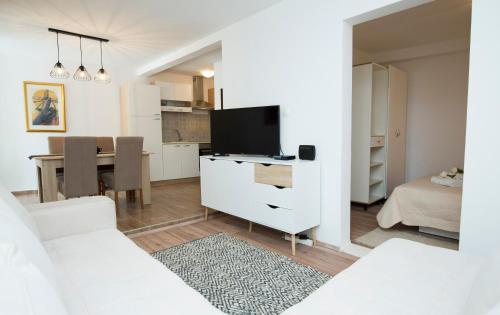 Sala de estar blanca con cocina y comedor en Sweet Apartment City Center Split en Split