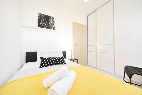 ein Schlafzimmer mit einem großen Bett mit weißen Wänden in der Unterkunft Seabreeze Apartment in Zadar