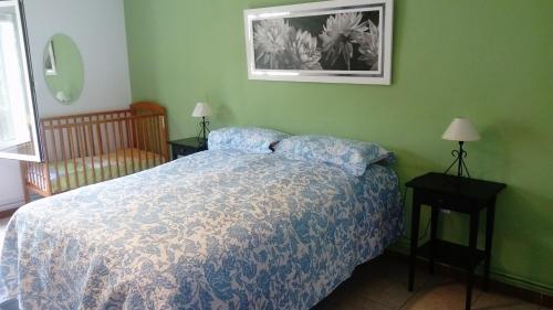 モネステリオにあるCasa de Campo Ecológica en Sierra de Monesterio Siquemのベッドルーム1室(ベッド1台、ランプ付きテーブル2台付)