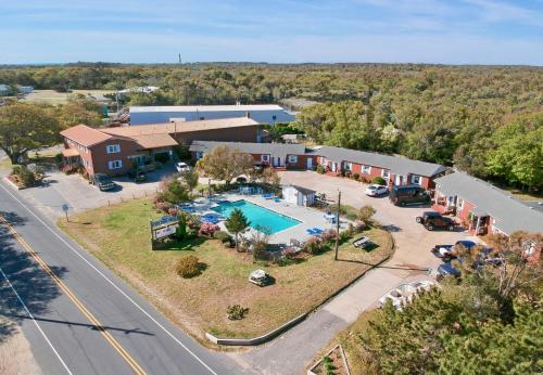 uma vista aérea de um resort com uma piscina em Cape Pines Motel em Buxton
