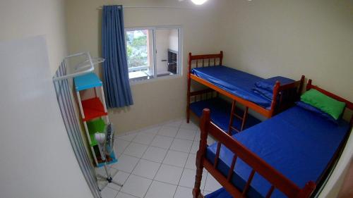 Våningssäng eller våningssängar i ett rum på Apartamento Guaratuba
