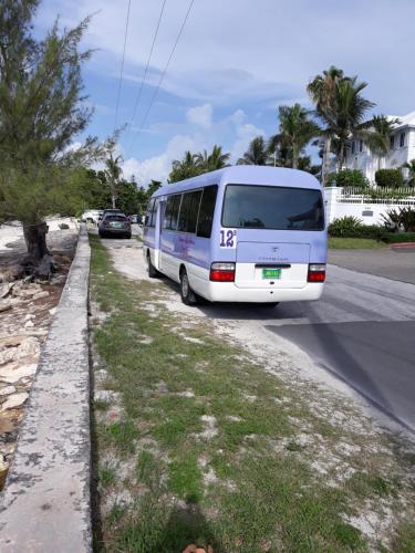 Foto dalla galleria di BELL At The Airport Suites Adults Only - Free Airport Transportation a Nassau