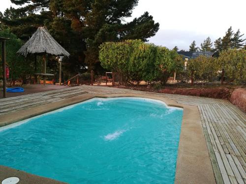 una piscina de agua azul en un patio en lodge con piscina privada, parcela de campo., en Algarrobo