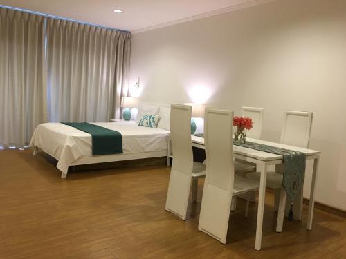 Ένα ή περισσότερα κρεβάτια σε δωμάτιο στο Baan Klang Condo Hotel Hua Hin