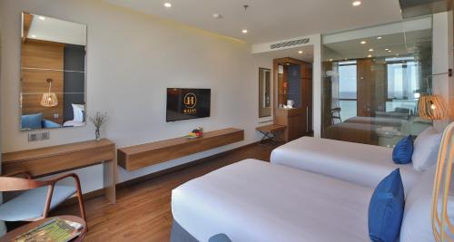 Ένα ή περισσότερα κρεβάτια σε δωμάτιο στο HAIAN Beach Hotel & Spa