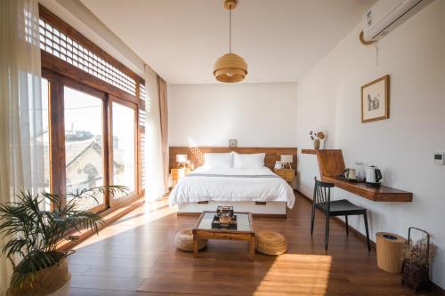 Postel nebo postele na pokoji v ubytování Dali Rong lu Hotel