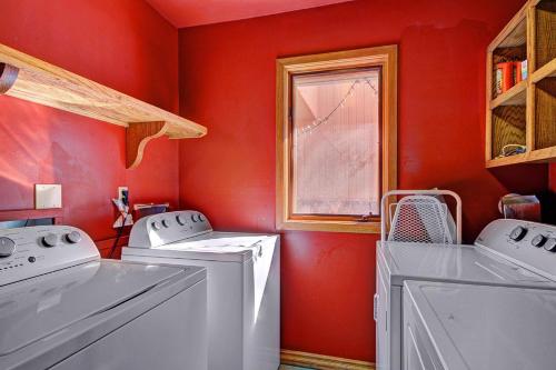 2 lavadoras en una habitación con paredes rojas en Gold King Lodge Home, en Breckenridge