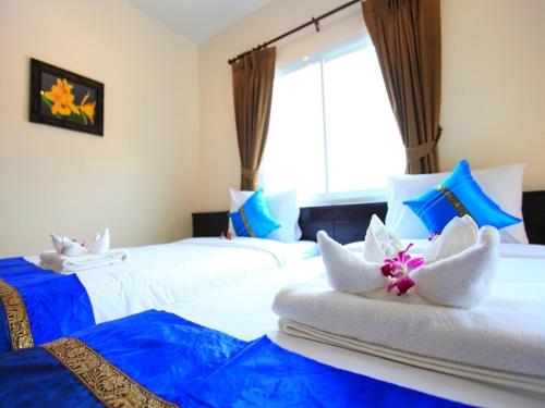 2 camas en una habitación de color azul y blanco en 88 Hotel, en Patong Beach
