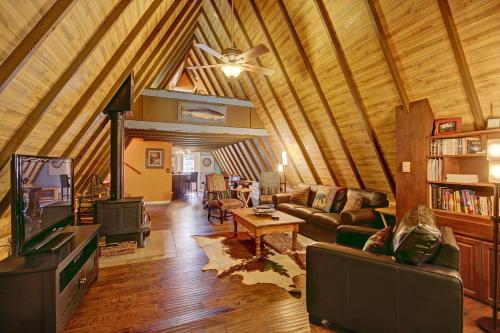 Spruce Creek Lodge Home في بريكنريدج: غرفة معيشة مع أريكة وتلفزيون