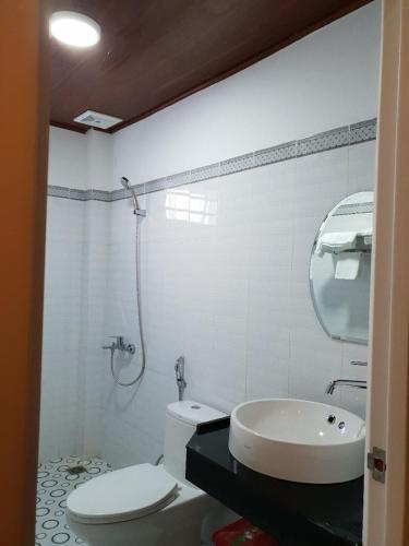 a bathroom with a toilet and a sink and a shower at Phú Vy Bungalow Phú Quốc in Phú Quốc