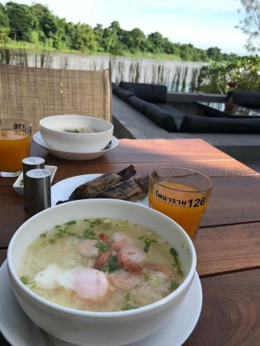 Ban Khlong Ta KhotPhotharam126 Resort的桌上的虾汤,喝一杯