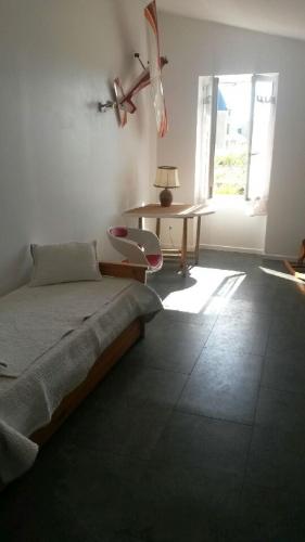 une chambre avec un lit, une table et une fenêtre dans l'établissement 7 rue des sables, à Les Sables-dʼOlonne