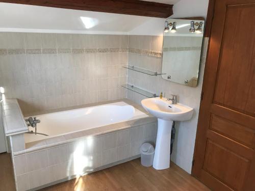 une salle de bain avec une baignoire et un lavabo et une baignoire dans l'établissement Mer Havre de Paix, à Pérols