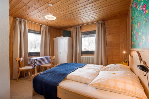 Postel nebo postele na pokoji v ubytování WildeGams Gasthof und Brauerei