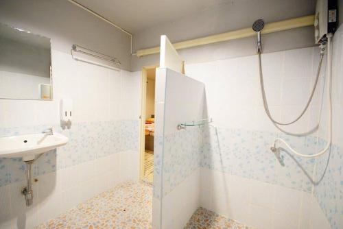 ein Badezimmer mit Dusche und Waschbecken in der Unterkunft Boon Nam Fah Resort in Chao Lao Beach