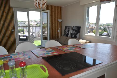 Il comprend une cuisine avec une table et des chaises ainsi qu'un salon. dans l'établissement Panorama center city, à Épernay