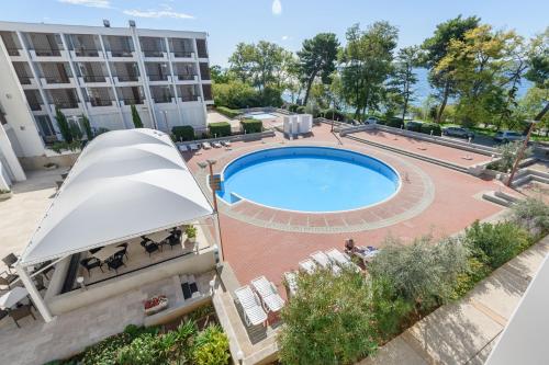 einen Blick über den Pool in einem Hotel in der Unterkunft Hotel Kolovare in Zadar