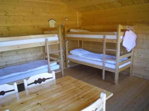 pokój z 3 łóżkami piętrowymi w kabinie w obiekcie stuga Björn w mieście Vigge