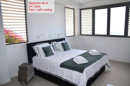 Una cama o camas en una habitación de Group & Family House Galant Curaçao