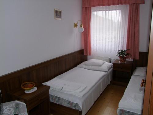 מיטה או מיטות בחדר ב-Rajna Apartmanház