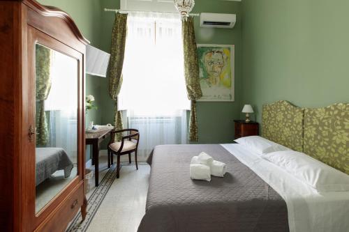 1 dormitorio con 1 cama con 2 toallas en Talia B&B Guest House, en Reggio Calabria