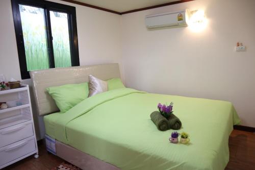 Giường trong phòng chung tại 4 seasons mini house